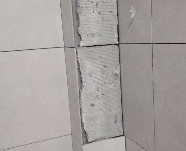 范县瓷砖空鼓维修公司分享下瓷砖施工前基层浇水润湿程度不足，可能导致以下问题